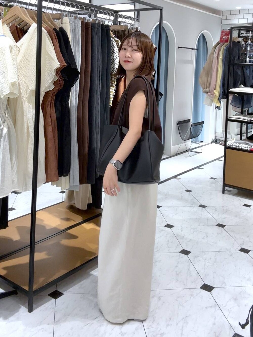 ホワイト系のその他パンツ、ホワイト系のタンクトップ、シルバー系のサンダルを着用したレディースの夏コーディネートの2枚目の写真