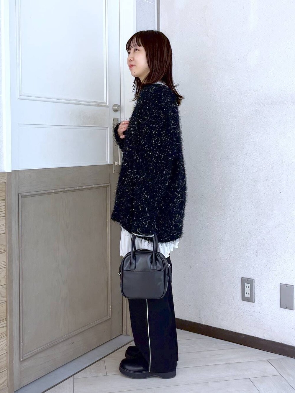 ブラック系のその他パンツ、ブラック系のブーツ、ブラック系のカーディガン/ボレロを着用したレディースの冬コーディネートの2枚目の写真
