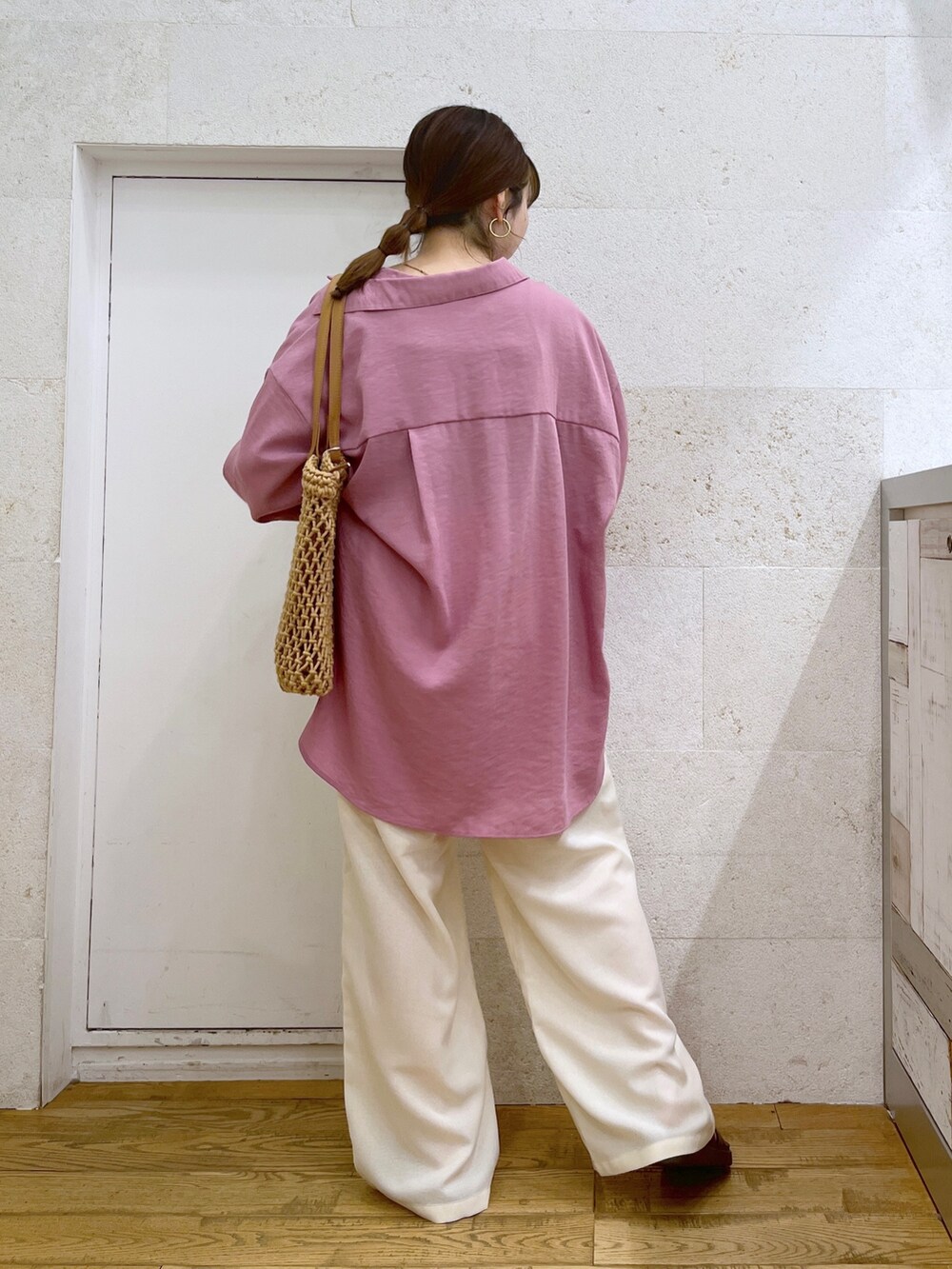 ブラック系のトップス、ピンク系のトップス、ホワイト系のその他パンツを着用したレディースの夏コーディネートの3枚目の写真