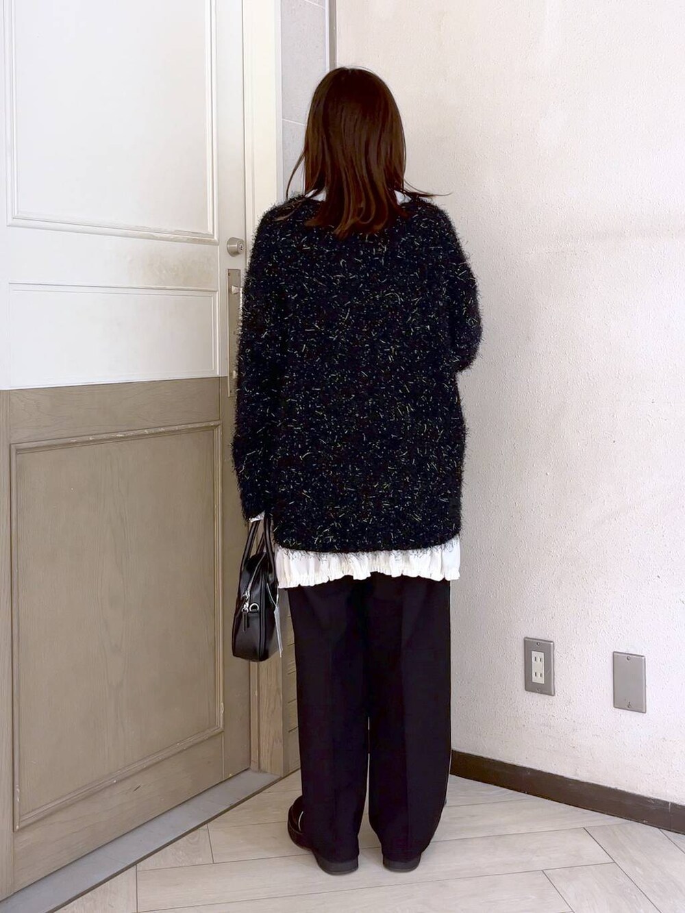 ブラック系のその他パンツ、ブラック系のブーツ、ブラック系のカーディガン/ボレロを着用したレディースの冬コーディネートの3枚目の写真