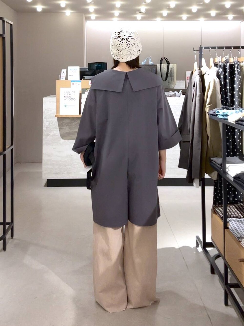 ブラック系のパンプス、オレンジ系のデニムパンツ、ブラック系のボディバッグ/ウエストポーチを着用したレディースの春コーディネートの3枚目の写真