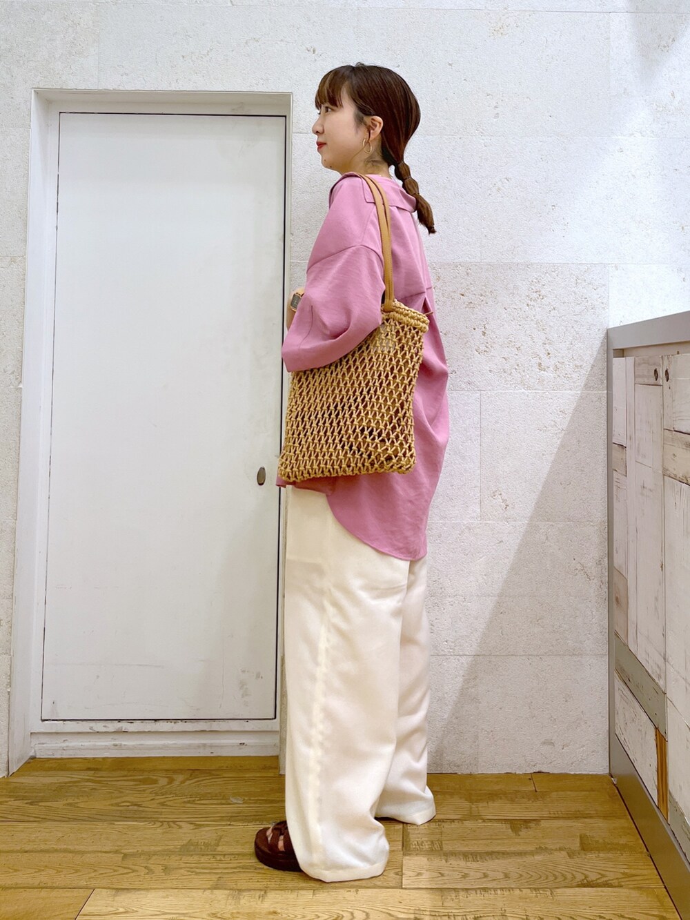 ブラック系のトップス、ピンク系のトップス、ホワイト系のその他パンツを着用したレディースの夏コーディネートの2枚目の写真