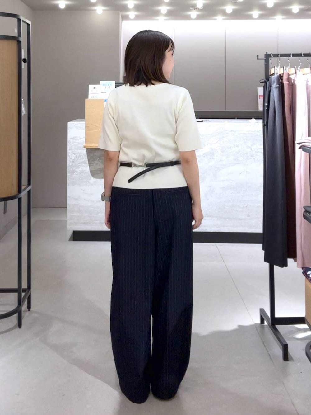 ブルー系のその他パンツ、ブラック系のパンプス、ブラック系のボディバッグ/ウエストポーチを着用したレディースの春コーディネートの2枚目の写真