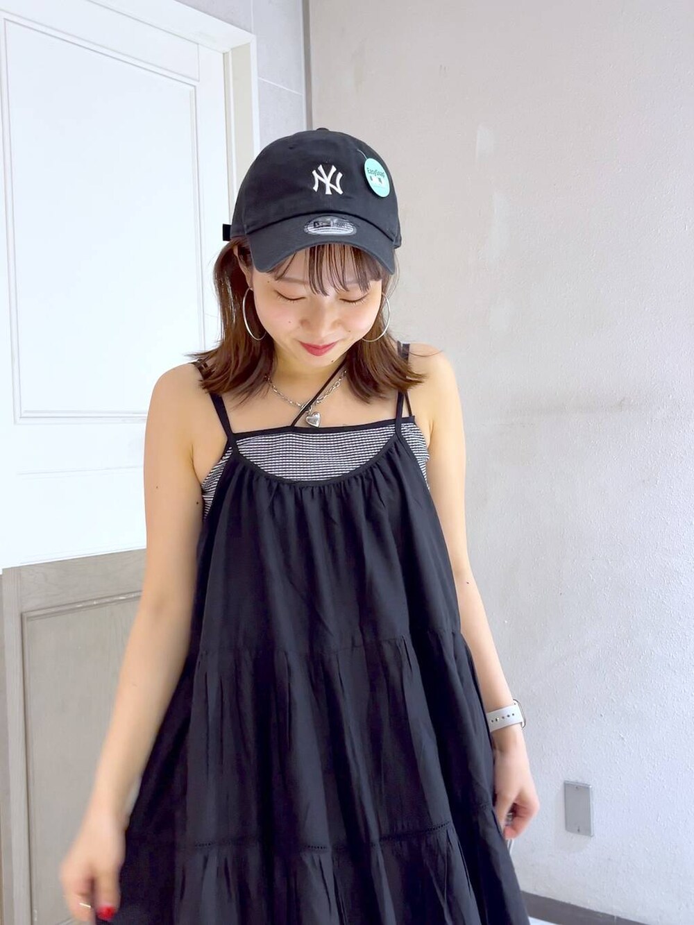 ブラック系のサンダル、シルバー系のショルダーバッグ、その他のキャミソールを着用したレディースの夏コーディネートの6枚目の写真