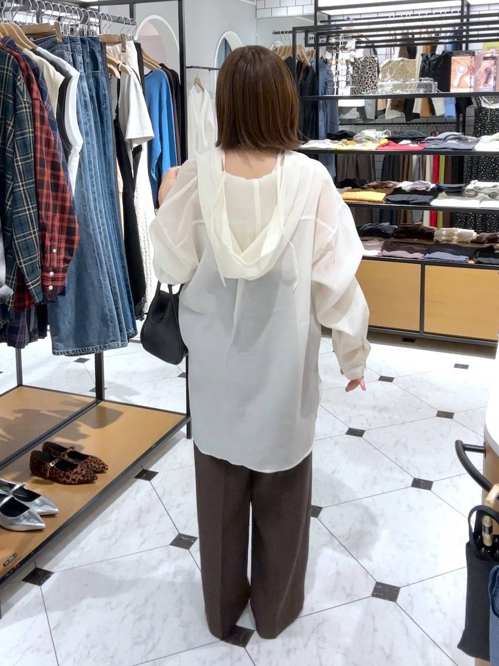 ブラウン系のその他パンツ、ブラック系のショルダーバッグ、ホワイト系のシャツ/ブラウスを着用したレディースの秋コーディネートの2枚目の写真