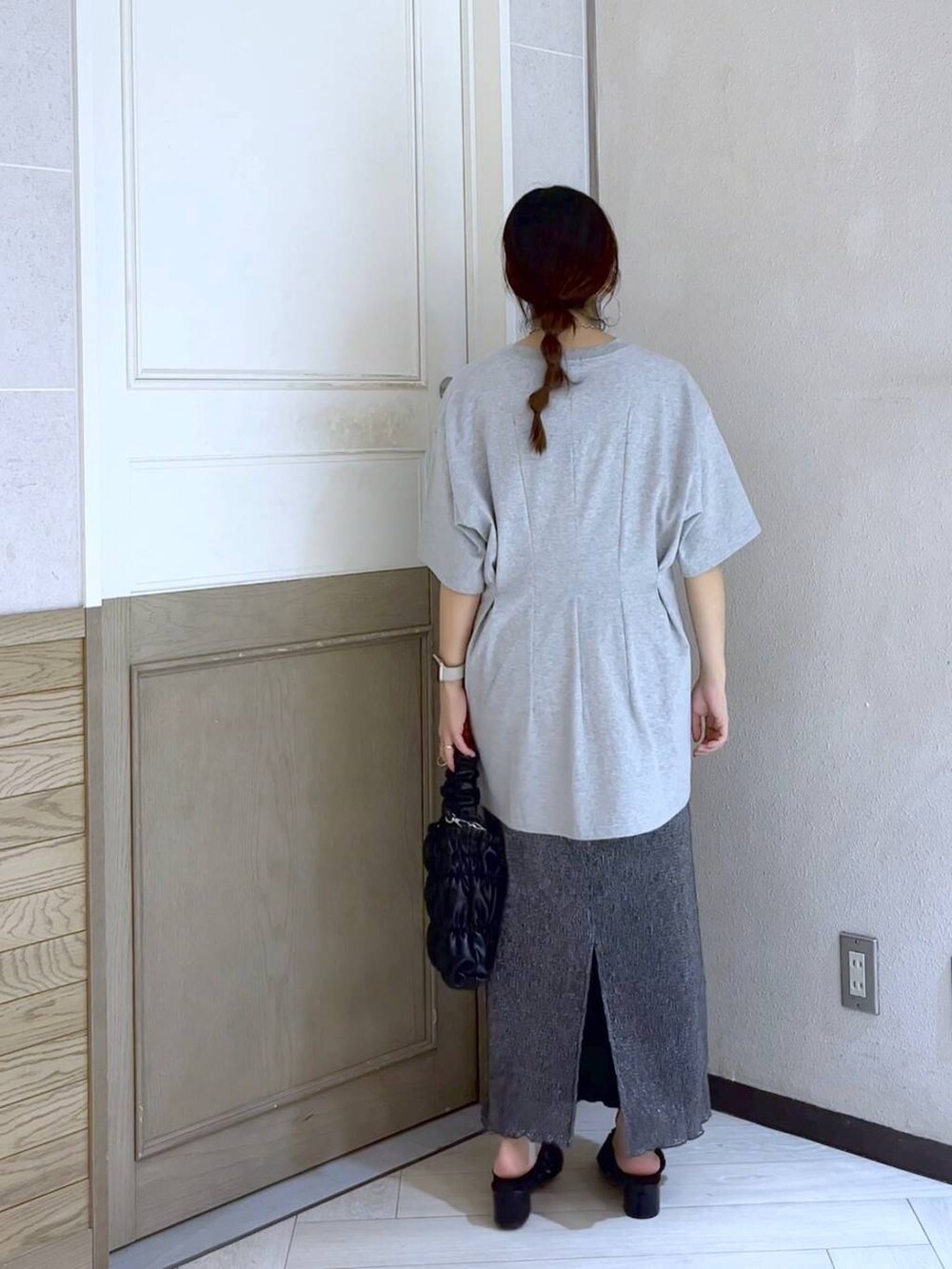 ブラック系のサンダル、ブラック系のショルダーバッグ、グレー系のTシャツ/カットソーを着用したレディースの夏コーディネートの4枚目の写真