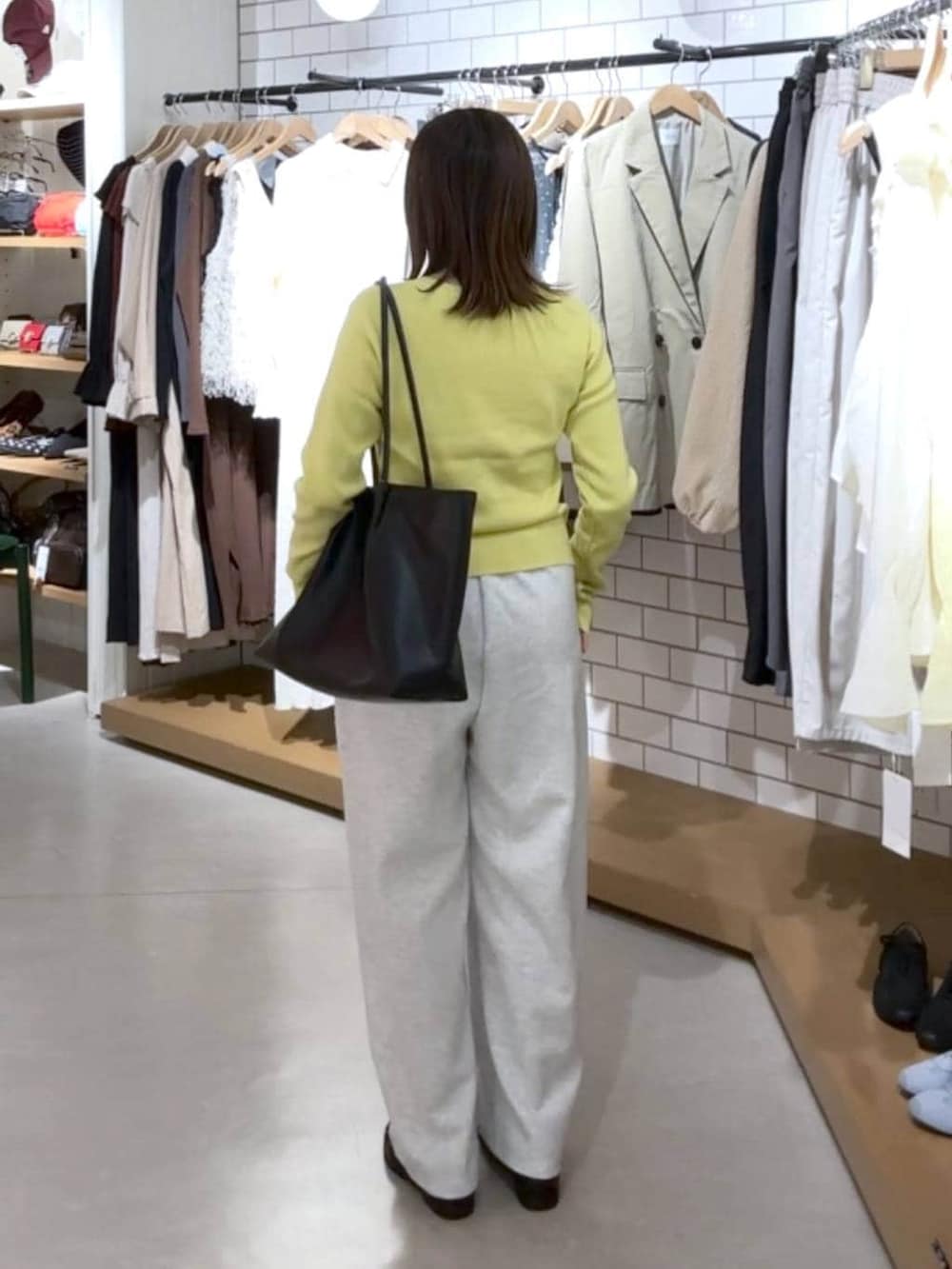 グレー系のスウェットパンツ、ブラック系のローファー、イエロー系のカーディガン/ボレロを着用したレディースの春コーディネートの4枚目の写真