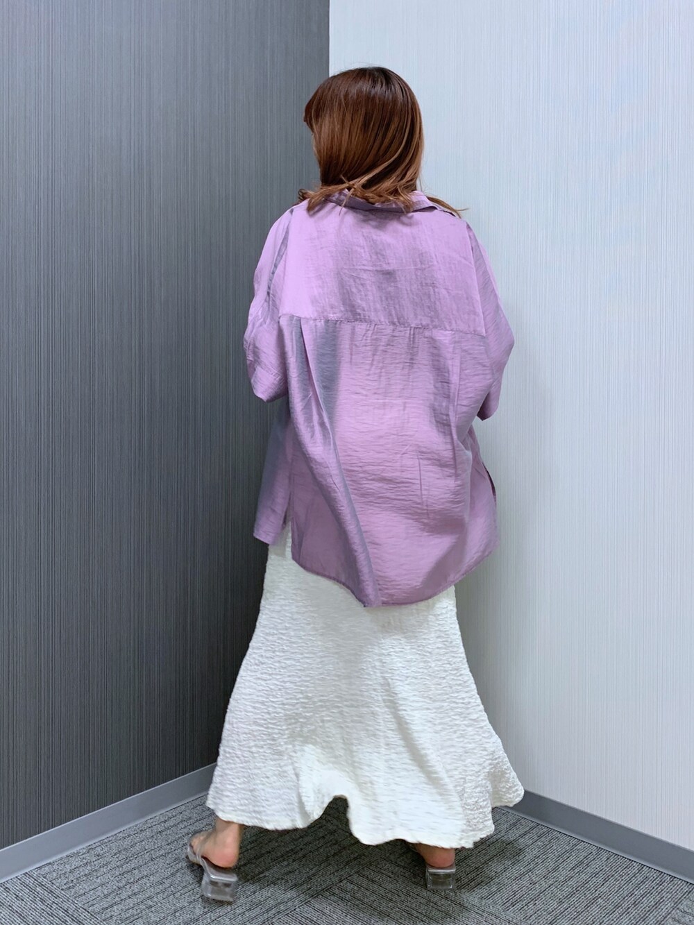 パープル系のシャツ/ブラウス、ブラウン系のタンクトップ、ホワイト系のスカートを着用したレディースの秋コーディネートの3枚目の写真