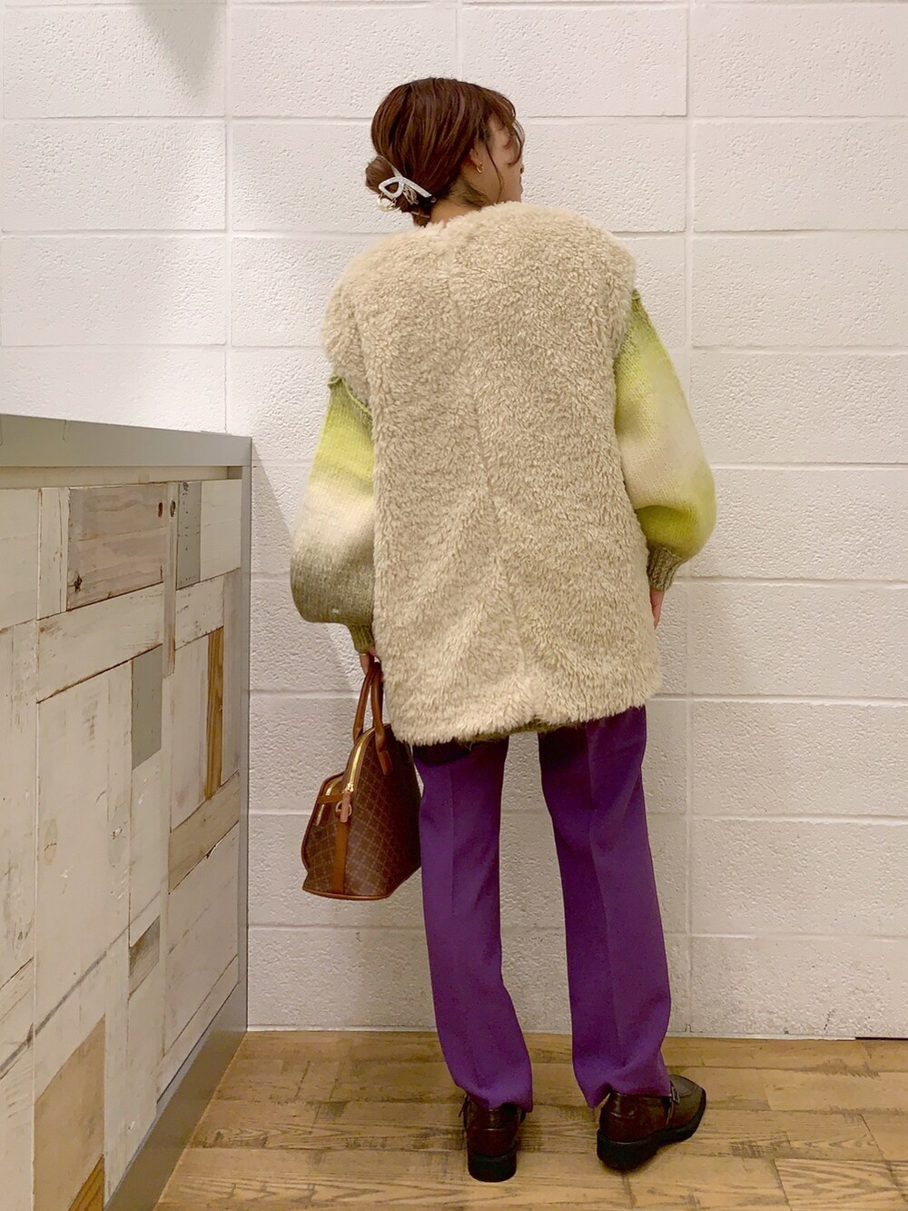 ホワイト系のジャケット/アウター、イエロー系のニット/セーター、パープル系のパンツを着用したレディースの秋コーディネートの3枚目の写真