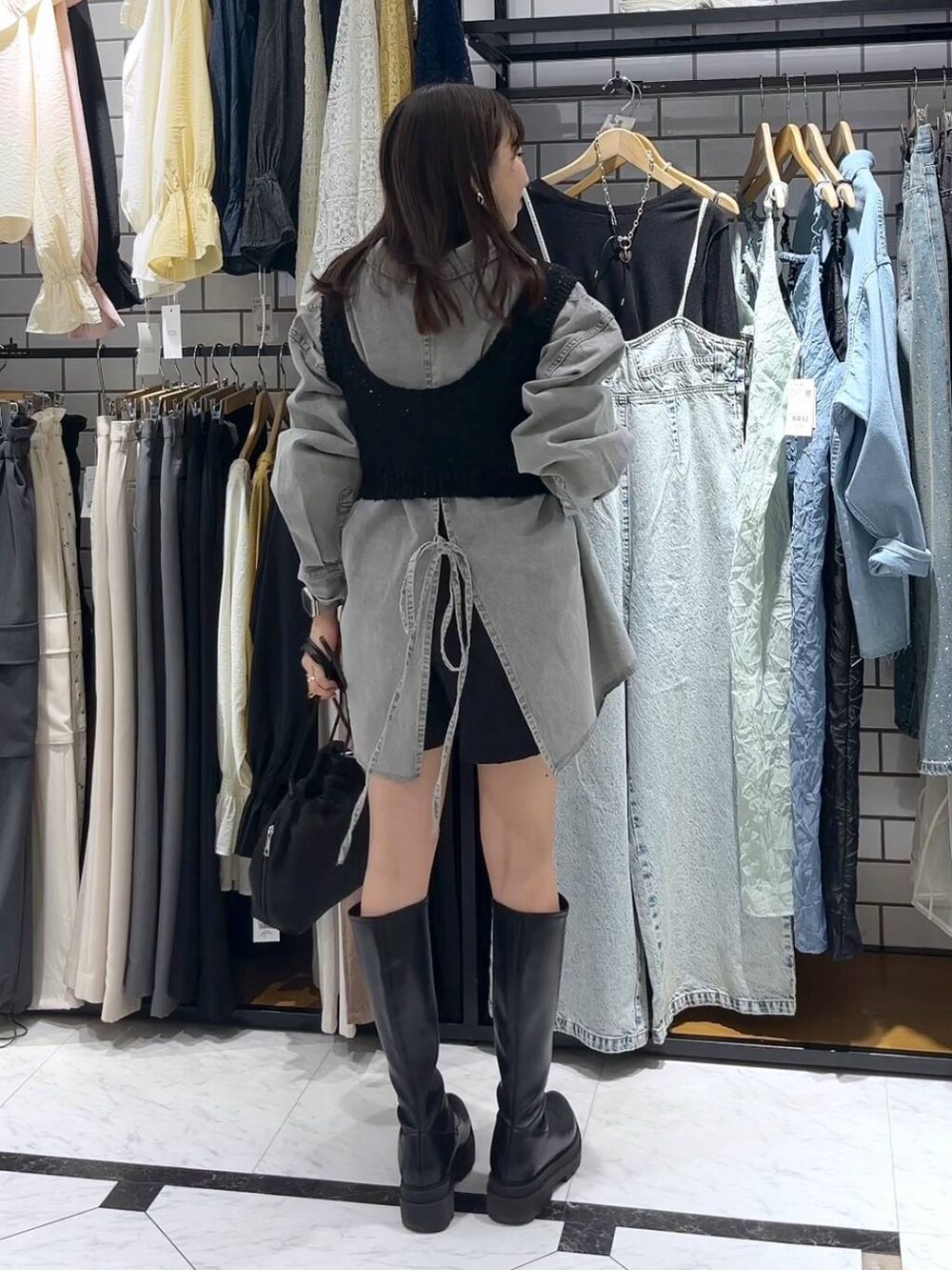 ブラック系のその他パンツ、ブラック系のブーツ、グレー系のシャツ/ブラウスを着用したレディースの冬コーディネートの3枚目の写真