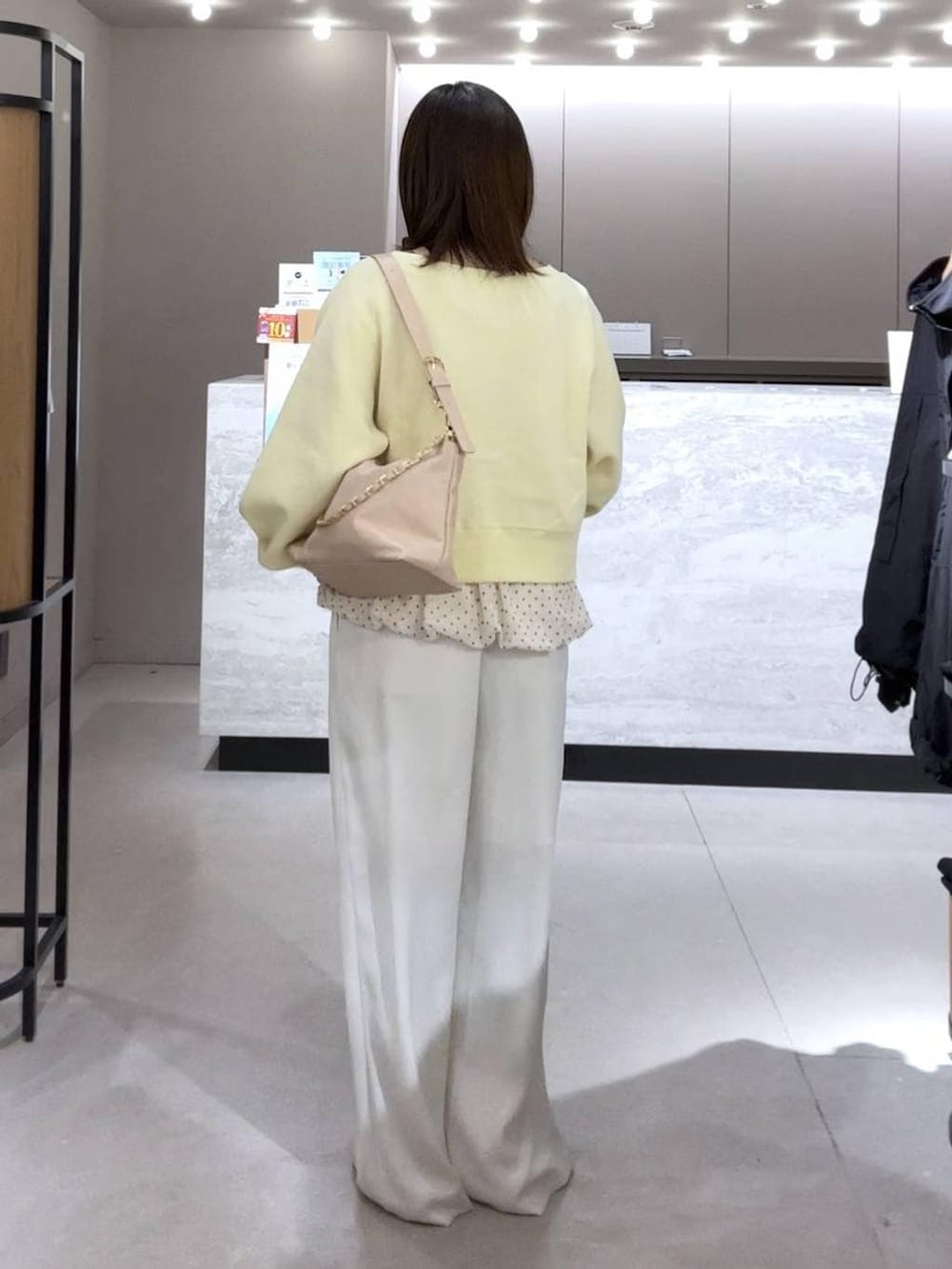 ベージュ系のショルダーバッグ、ホワイト系のパンプス、ホワイト系のその他パンツを着用したレディースの春コーディネートの2枚目の写真