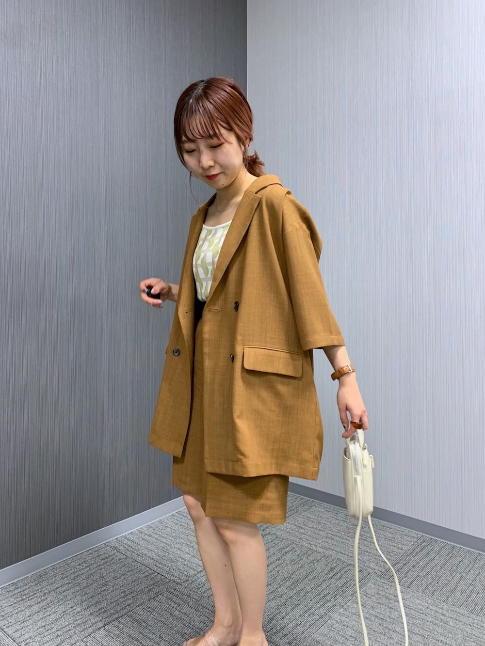 ブラウン系のジャケット/アウター、ブラウン系のパンツ、ホワイト系のタンクトップを着用したレディースの夏コーディネートの2枚目の写真