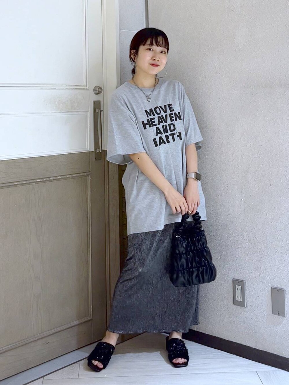 ブラック系のサンダル、ブラック系のショルダーバッグ、グレー系のTシャツ/カットソーを着用したレディースの夏コーディネートの5枚目の写真