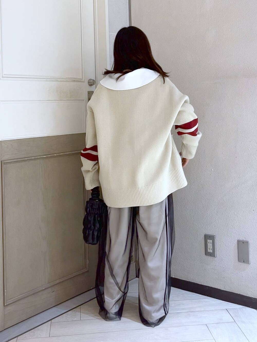 ホワイト系のスウェットパンツ、ブラック系のその他パンツ、ホワイト系のニット/セーターを着用したレディースの春コーディネートの4枚目の写真