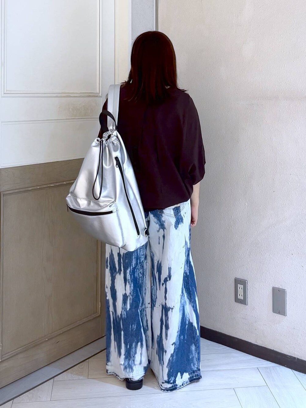 ブルー系のデニムパンツ、シルバー系のスニーカー、ブラウン系のTシャツ/カットソーを着用したレディースの夏コーディネートの5枚目の写真