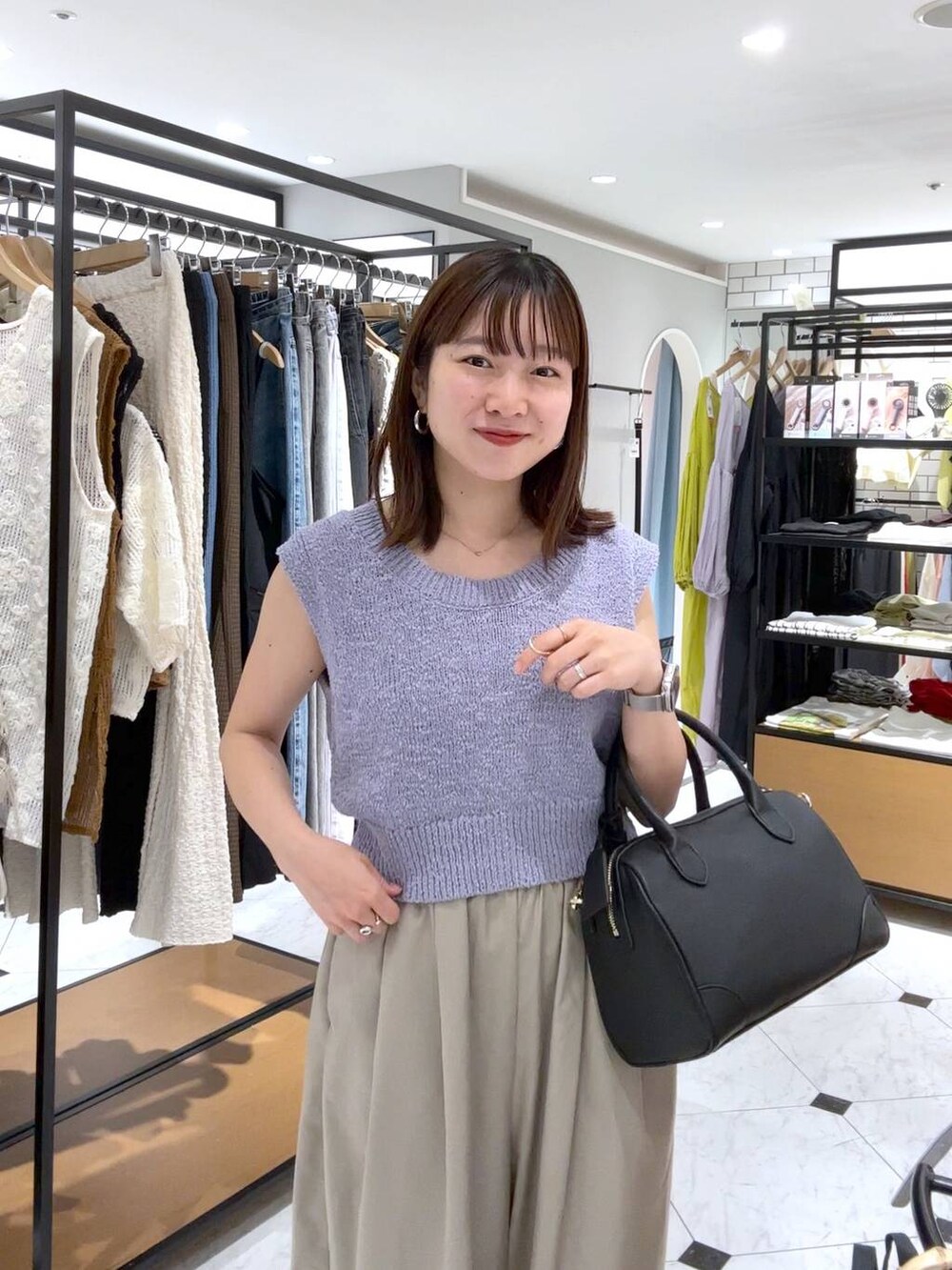 シルバー系のサンダル、パープル系のニット/セーター、ベージュ系のその他パンツを着用したレディースの夏コーディネートの3枚目の写真