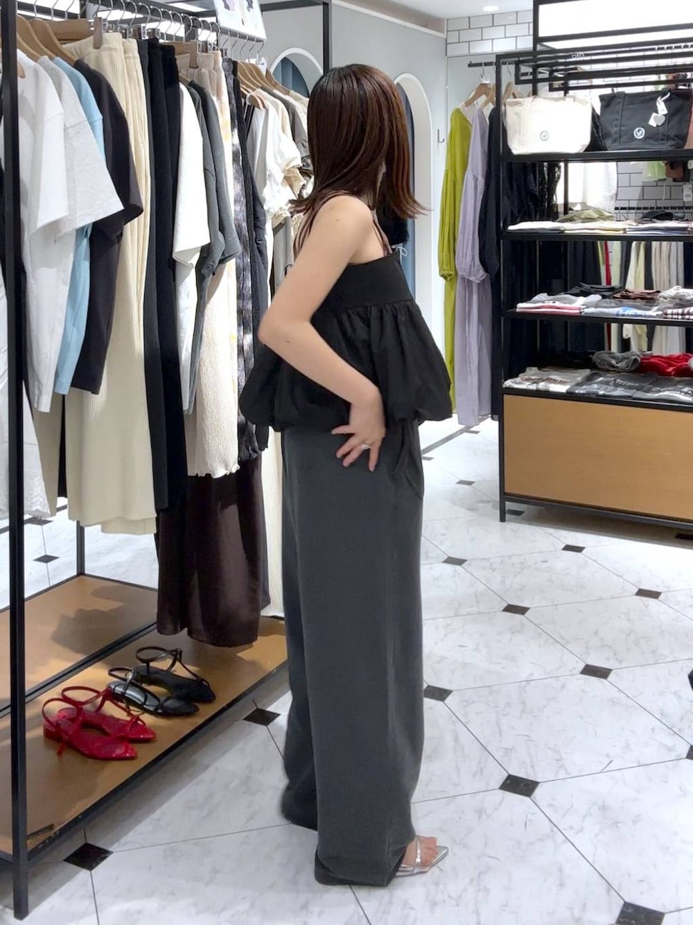 ブラウン系のTシャツ/カットソー、シルバー系のサンダル、ブラック系のキャミソールを着用したレディースの夏コーディネートの2枚目の写真