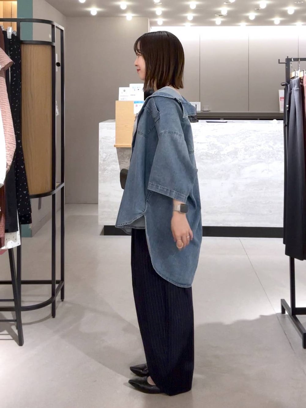 ブルー系のその他パンツ、ブラック系のパンプス、グレー系のタンクトップを着用したレディースの春コーディネートの2枚目の写真