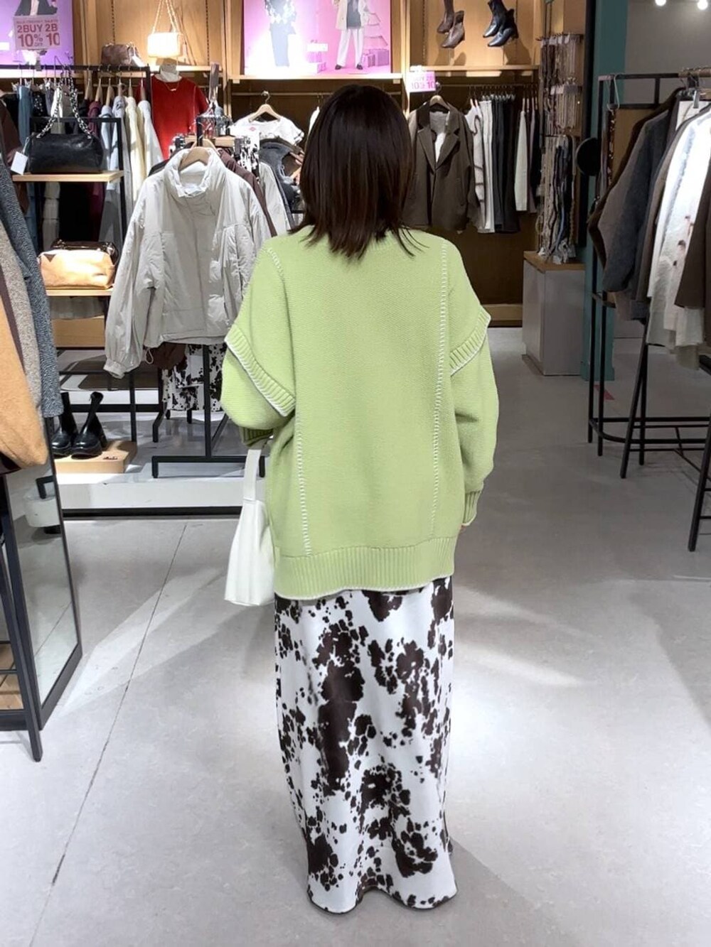 その他のスカート、グリーン系のニット/セーター、ブラック系のブーツを着用したレディースの冬コーディネートの3枚目の写真