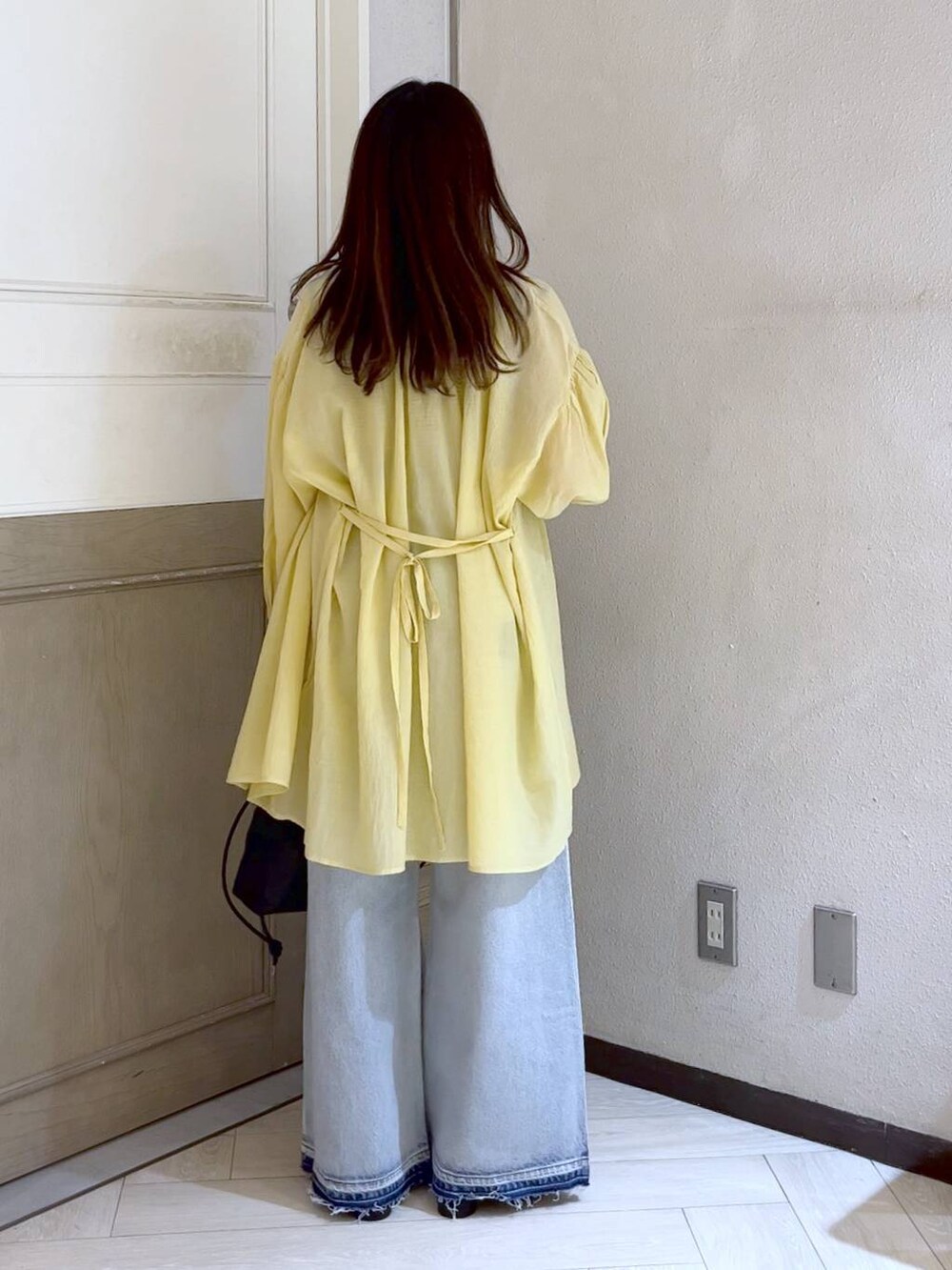 ブラック系のサンダル、イエロー系のシャツ/ブラウス、ブラック系のタンクトップを着用したレディースの夏コーディネートの3枚目の写真