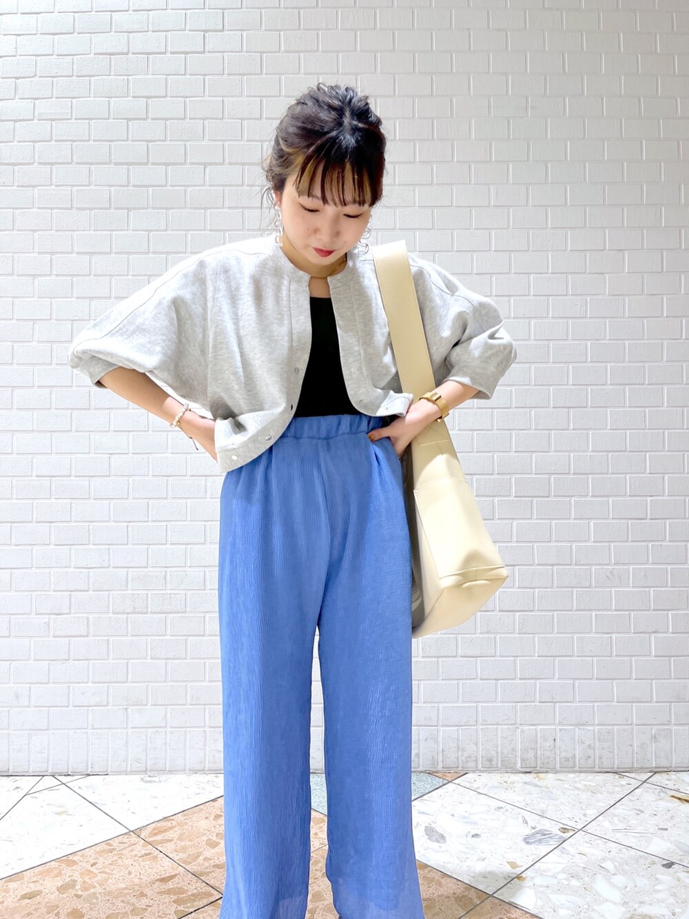 グレー系のカーディガン/ボレロ、ブラック系のトップス、ブルー系のその他パンツを着用したレディースの春コーディネートの3枚目の写真