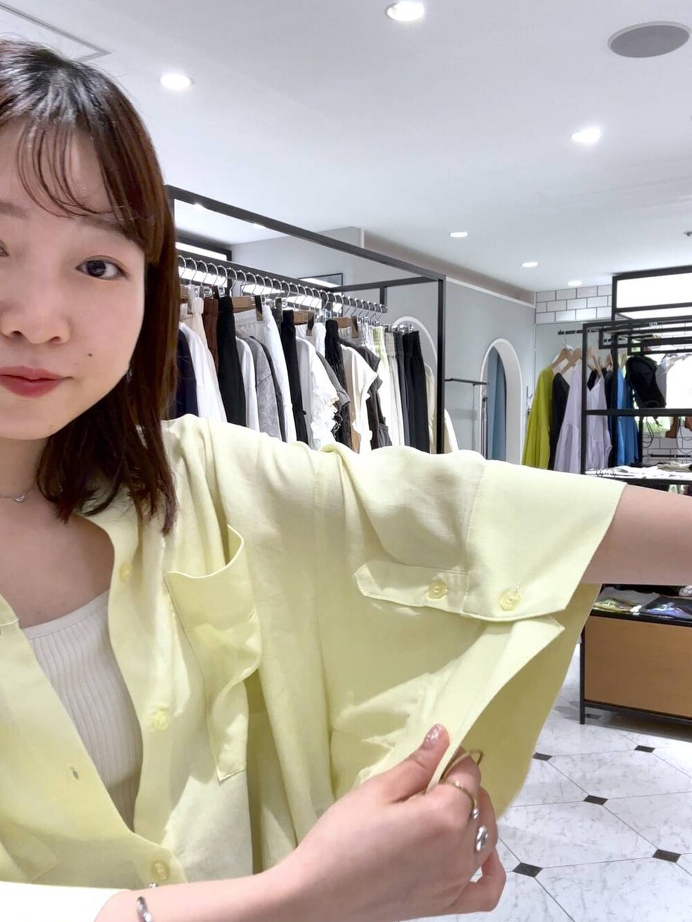 ホワイト系のTシャツ/カットソー、ブラウン系のデニムパンツ、イエロー系のシャツ/ブラウスを着用したレディースの春コーディネートの7枚目の写真