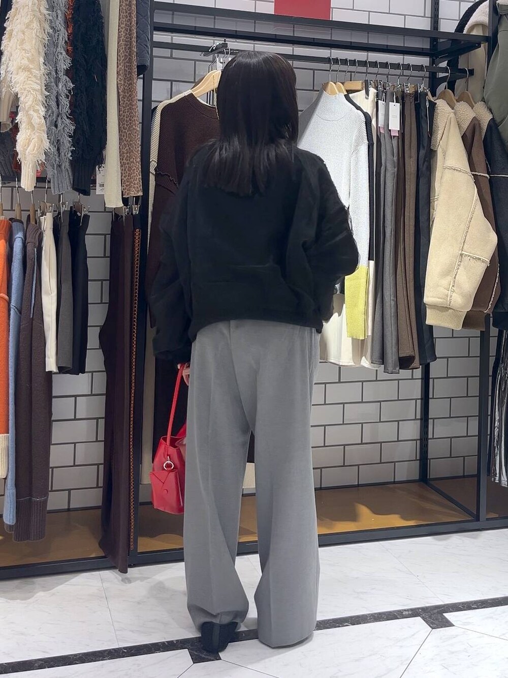 グレー系のその他パンツ、ブラック系のニット/セーター、ブラック系のバレエシューズを着用したレディースの冬コーディネートの4枚目の写真