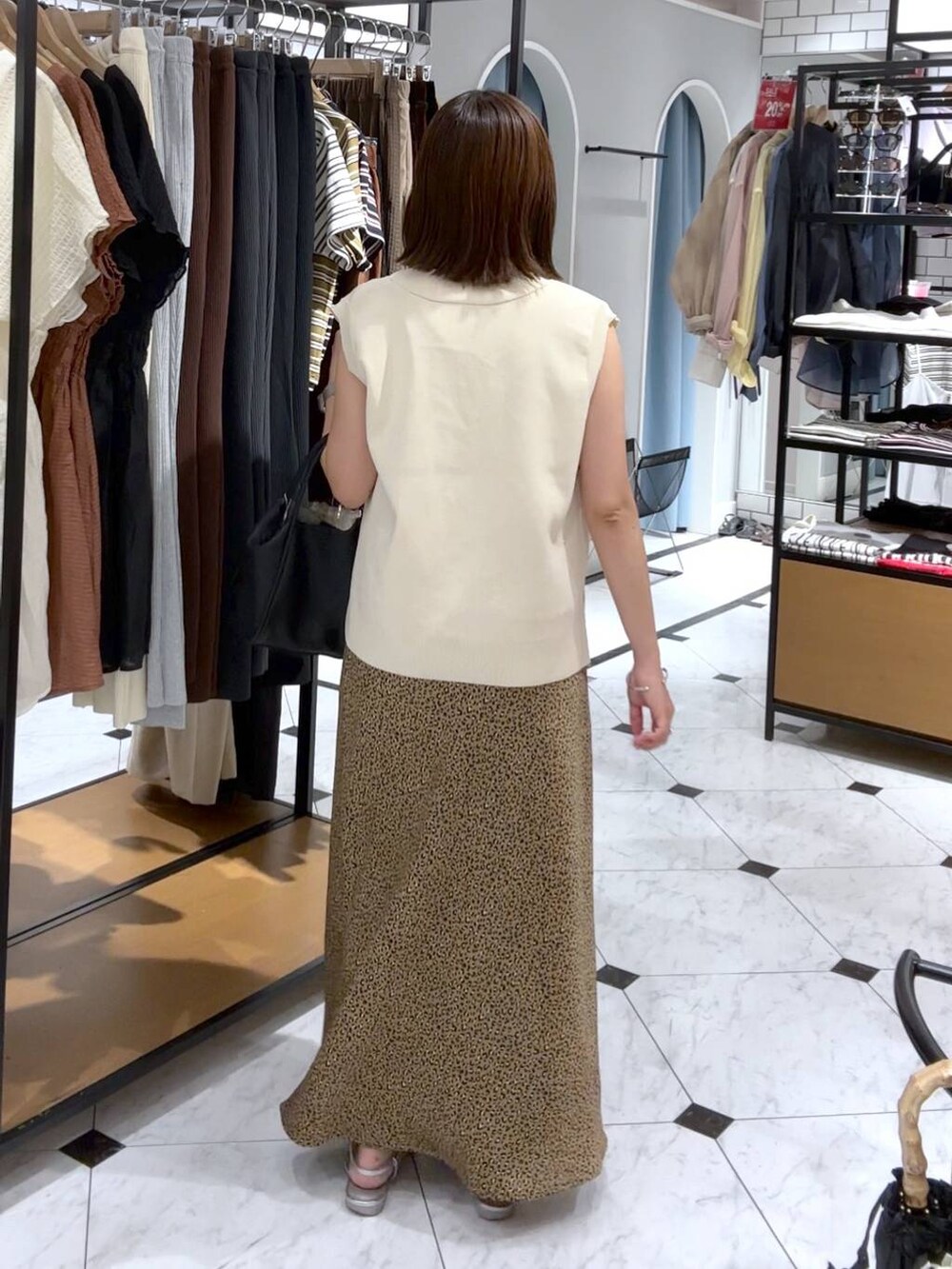 ブラウン系のTシャツ/カットソー、シルバー系のサンダル、その他のスカートを着用したレディースの夏コーディネートの3枚目の写真