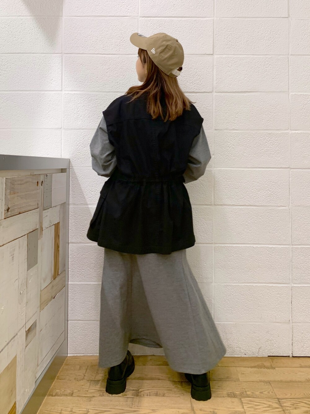 ブラック系のワンピース/ドレス、ブラック系のミリタリージャケット、ブラック系のバッグを着用したレディースの秋コーディネートの5枚目の写真