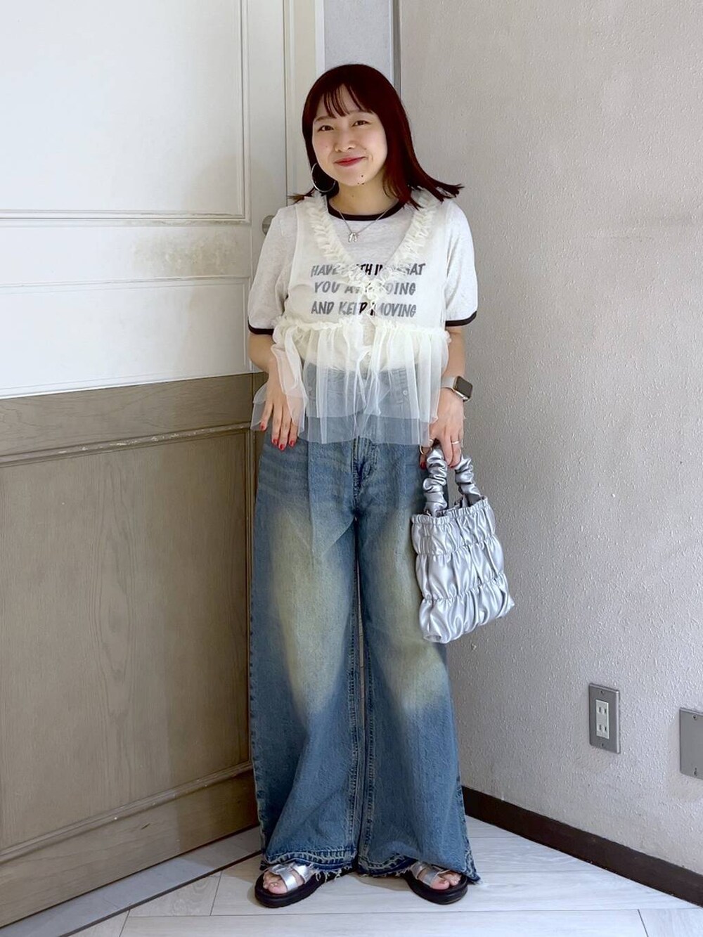 ブラック系のTシャツ/カットソー、シルバー系のスニーカー、グレー系のショルダーバッグを着用したレディースの夏コーディネートの2枚目の写真