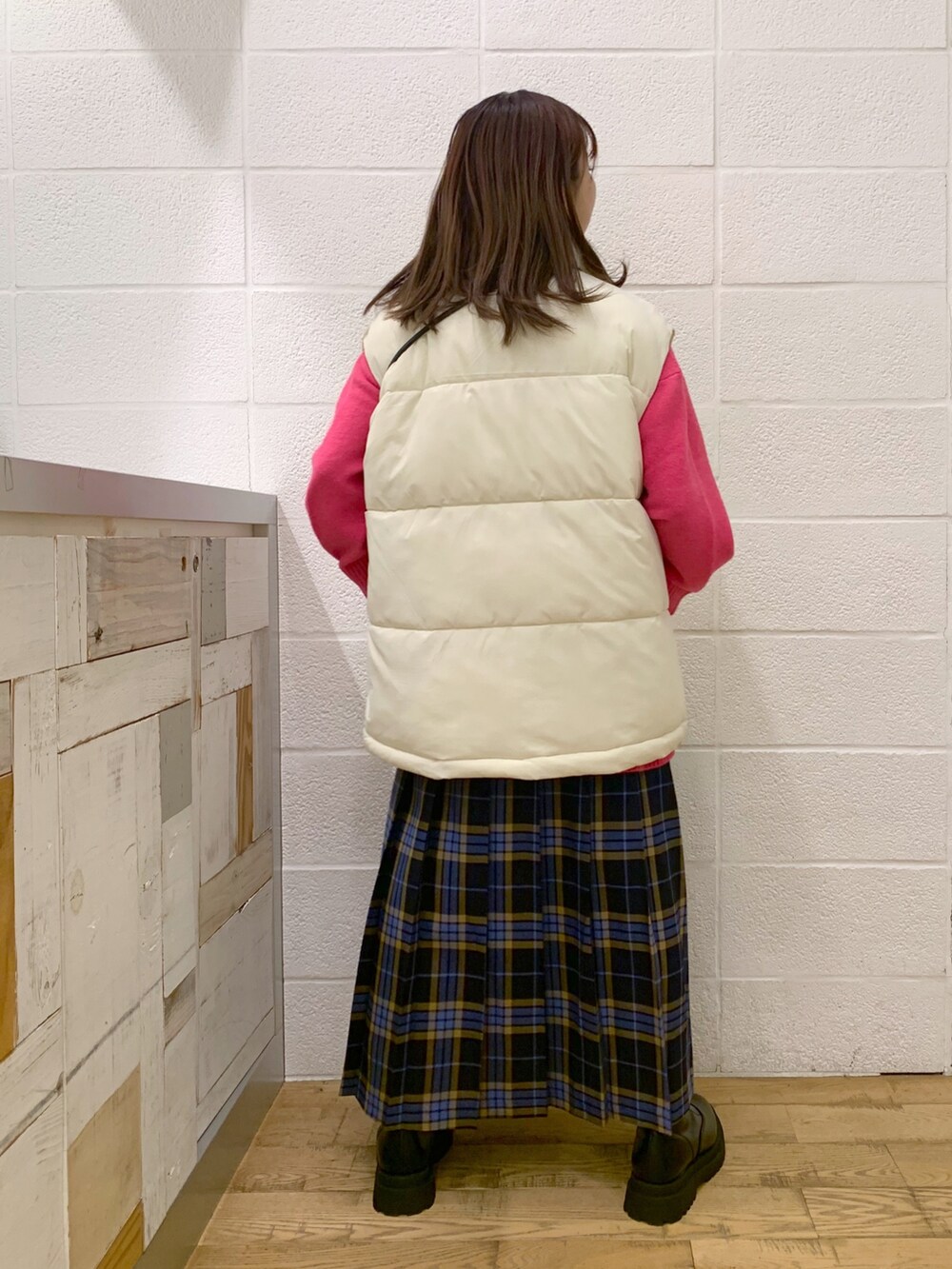 ホワイト系のジャケット/アウター、ピンク系のトップス、ブルー系のスカートを着用したレディースの秋コーディネートの4枚目の写真