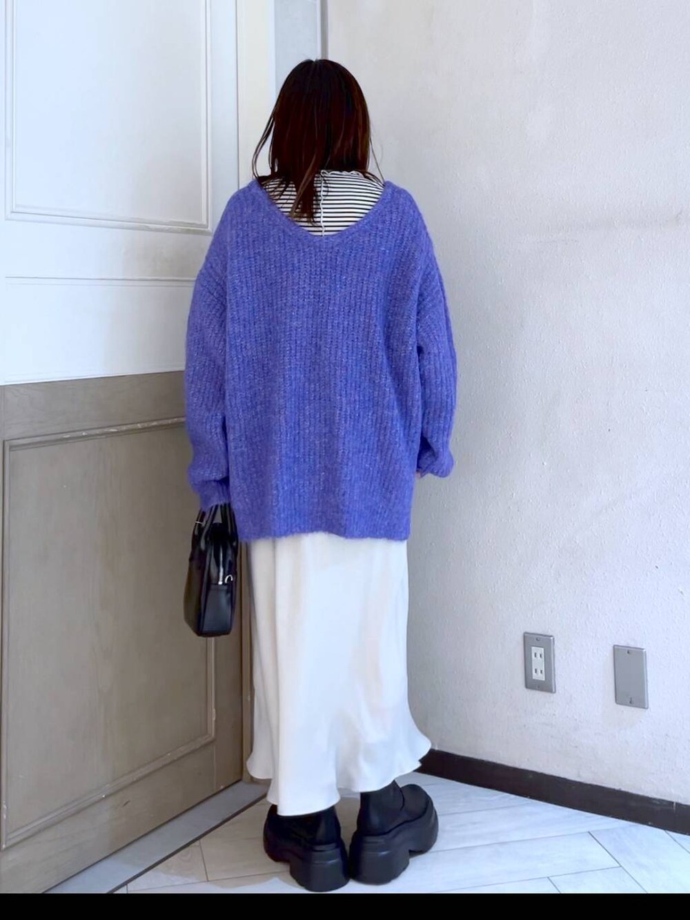 ホワイト系のTシャツ/カットソー、ホワイト系のスカート、パープル系のニット/セーターを着用したレディースの冬コーディネートの3枚目の写真