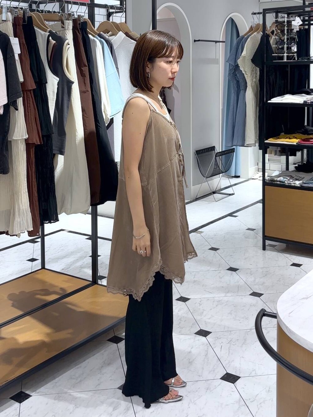 ホワイト系のTシャツ/カットソー、シルバー系のサンダル、その他のその他パンツを着用したレディースの夏コーディネートの2枚目の写真