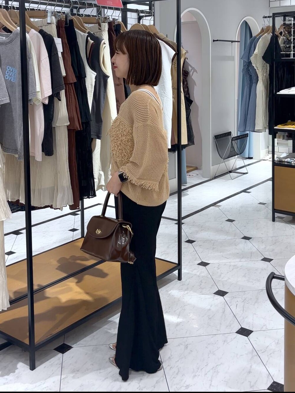 ホワイト系のTシャツ/カットソー、シルバー系のサンダル、ブラック系のその他パンツを着用したレディースの夏コーディネートの2枚目の写真