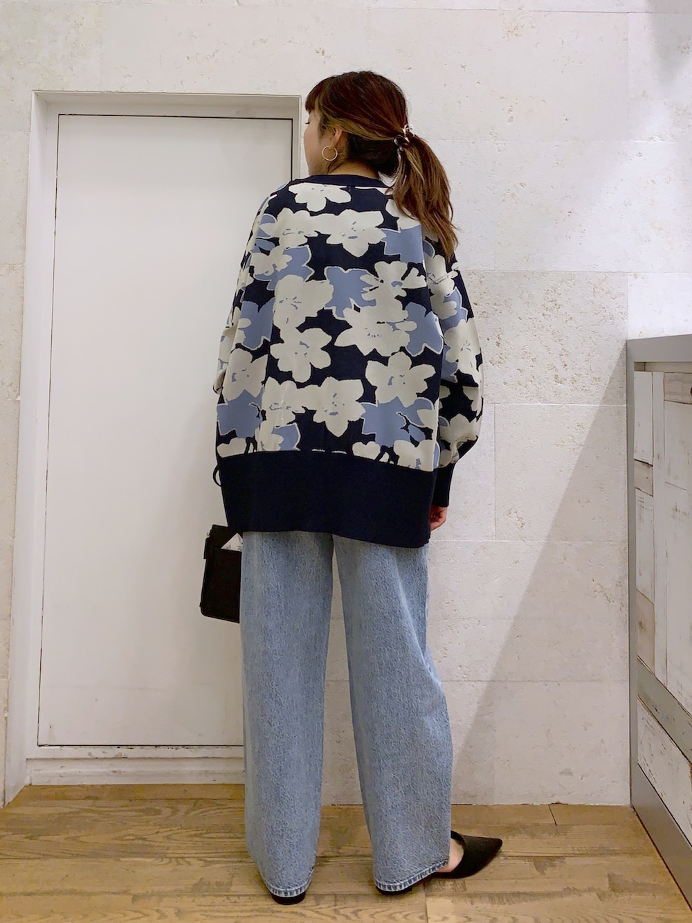 その他のトップス、ホワイト系のトップス、ブルー系のパンツを着用したレディースの春コーディネートの4枚目の写真