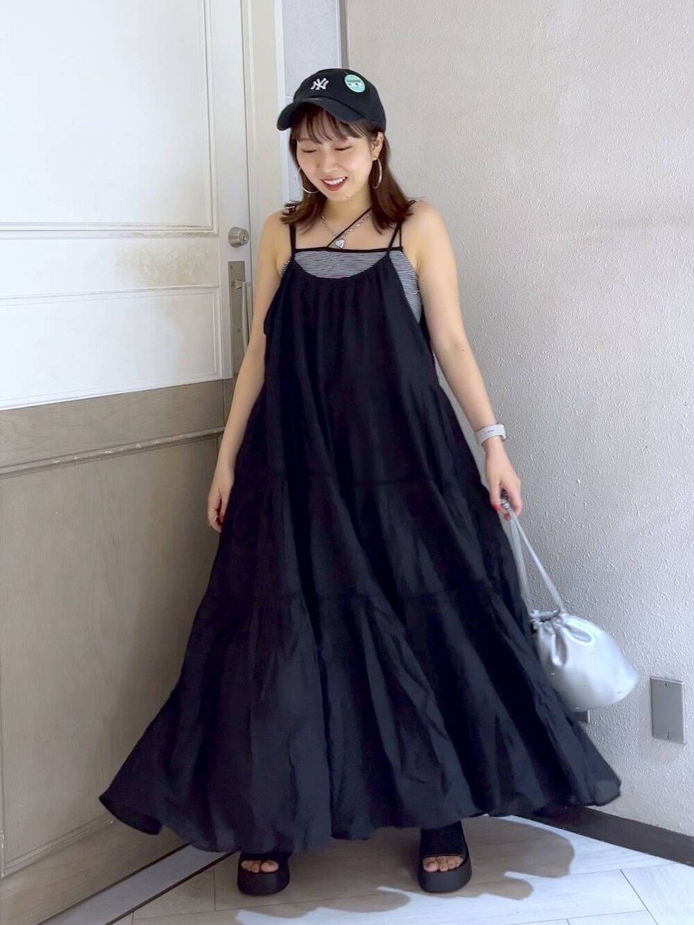 ブラック系のサンダル、シルバー系のショルダーバッグ、その他のキャミソールを着用したレディースの夏コーディネートの3枚目の写真