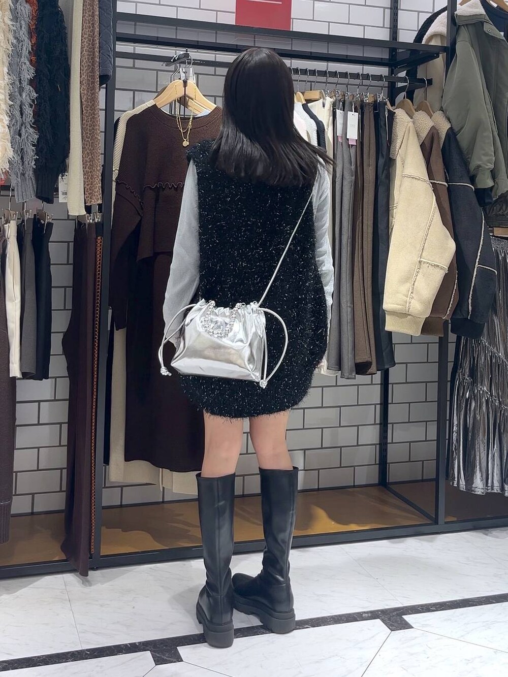 ブラック系のその他パンツ、ブラック系のブーツ、その他のTシャツ/カットソーを着用したレディースの冬コーディネートの3枚目の写真