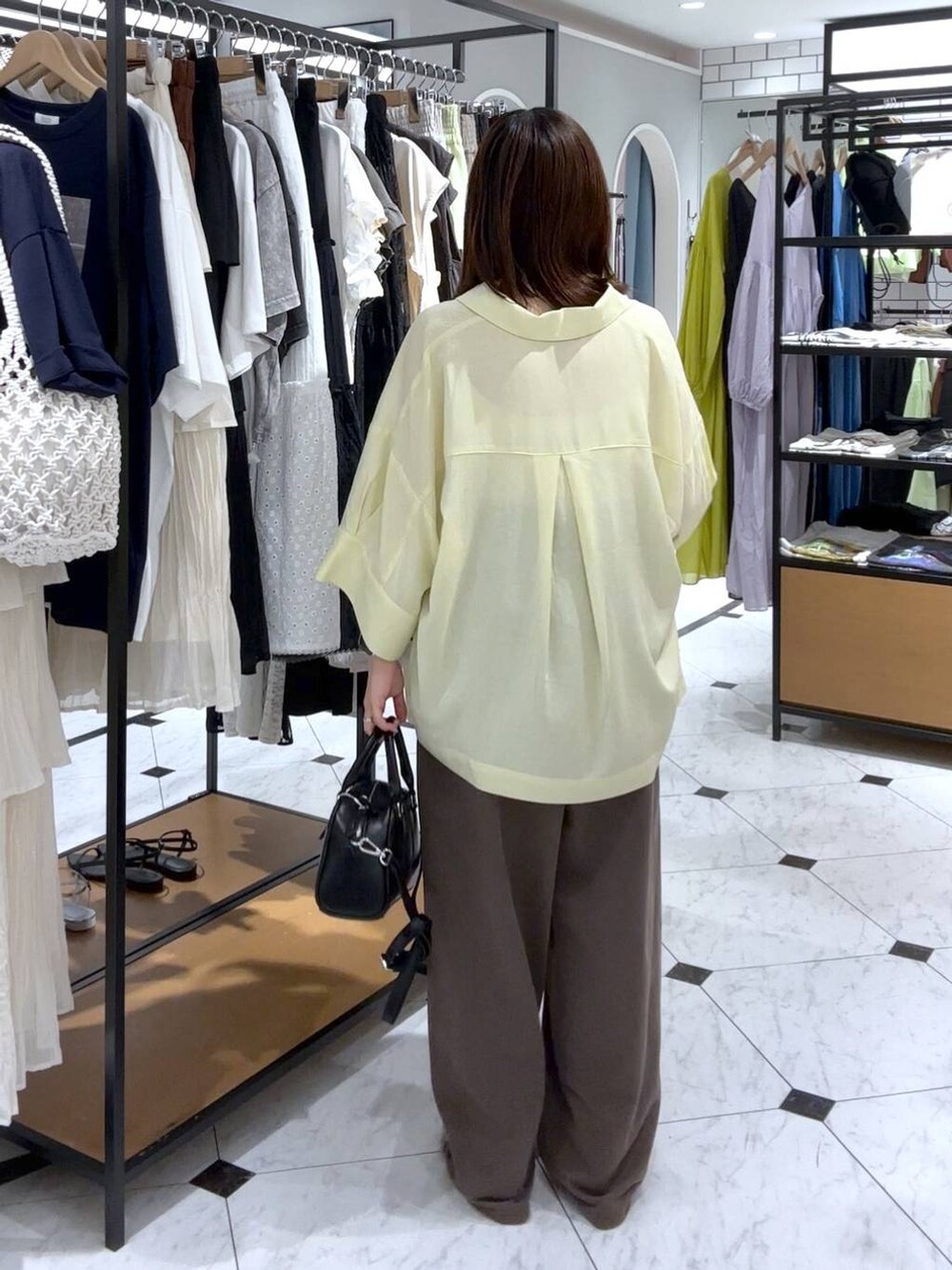 ホワイト系のTシャツ/カットソー、ブラウン系のデニムパンツ、イエロー系のシャツ/ブラウスを着用したレディースの春コーディネートの3枚目の写真
