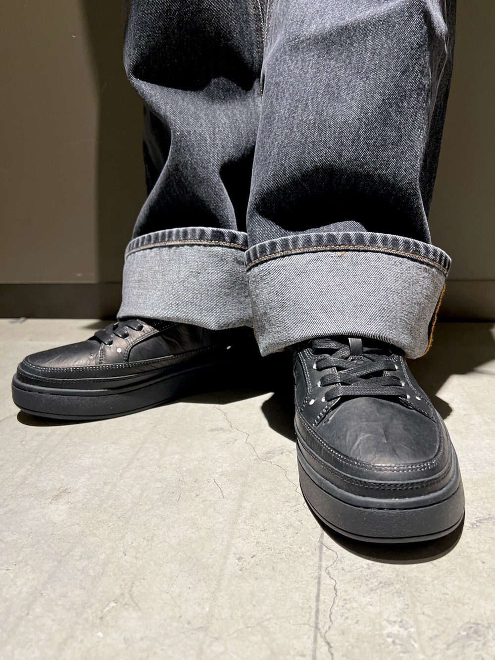 「4月、DIESELららぽーと富士見、Diesel、春コーデ、ブラックコーデ、ブラックデニム、レザージャケット、デニム、オトナカジュアル、シンプル」｜「DIESELのメンズ レザー ジャケット パンチング シープスキン（ライダースジャケット、ブラック系）」を使った、　Ryujiさん（メンズ・168cm）の春コーディネートの2枚目の写真