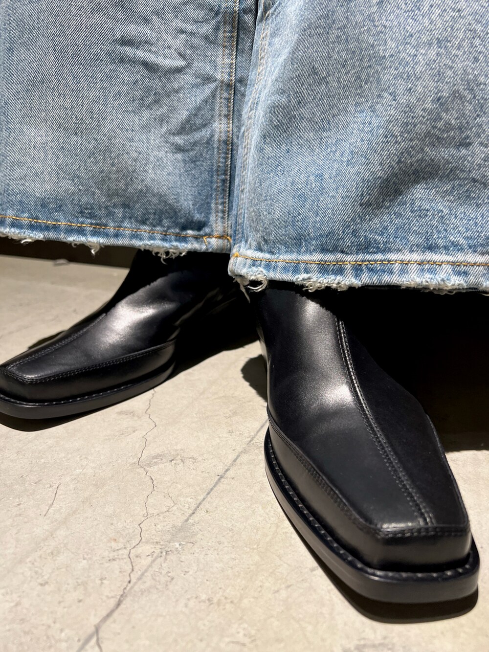 「2月、DIESELららぽーと富士見、Diesel、モノトーンコーデ、ワイドデニム、シンプル、ブーツ、カーディガン、ゆるコーデ」｜「DIESELのメンズ スウェット モックネック ガーメントダイ（スウェット、ブラック系）」を使った、　Ryujiさん（メンズ・168cm）の冬コーディネートの2枚目の写真