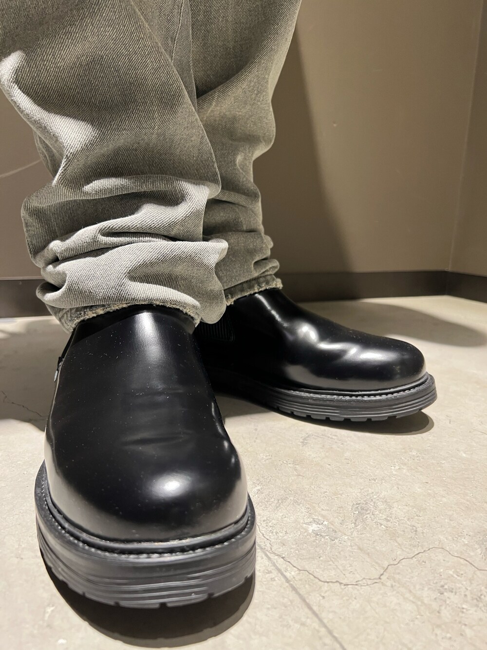 「10月、DIESELららぽーと富士見、Diesel、秋カラー、ゆるコーデ、デニム、ニット、カラーコーデ、キャップ、アキコーデ」｜「DIESELのメンズ キャップ ロゴ（キャップ、ブラック系）」を使った、　Ryujiさん（メンズ・168cm）の秋コーディネートの2枚目の写真