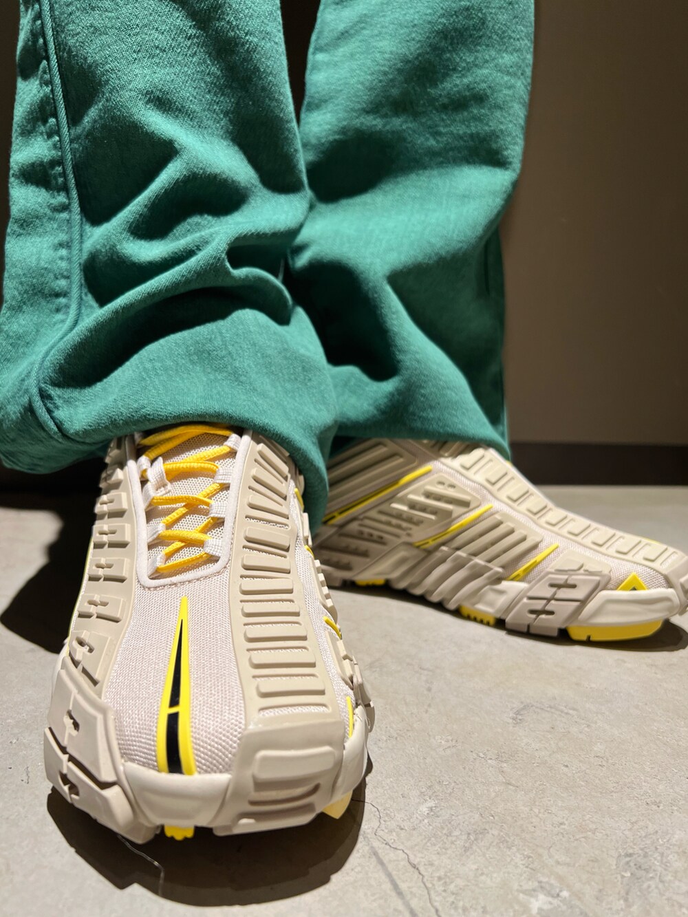 「Diesel、DIESELららぽーと富士見、カジュアル、革靴、グリーン、スニーカー、カラーコーデ」｜「DIESELのメンズ キャップ ロゴ（キャップ、ブラック系）」を使った、　Ryujiさん（メンズ・168cm）の夏コーディネートの2枚目の写真