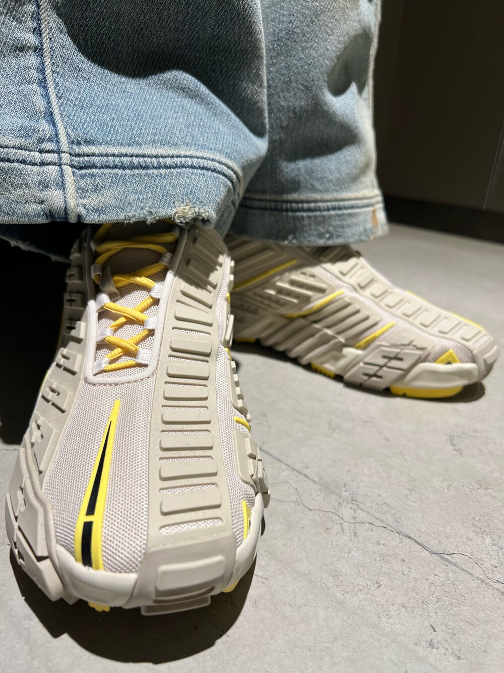 「4月、DIESELららぽーと富士見、Diesel、春コーデ、パンツスタイル、シャツスタイル、大人コーデ、リラックススタイル、休日コーデ」｜「DIESELのアイテム（シャツ/ブラウス、ホワイト系）」を使った、　Ryujiさん（メンズ・168cm）の春コーディネートの2枚目の写真