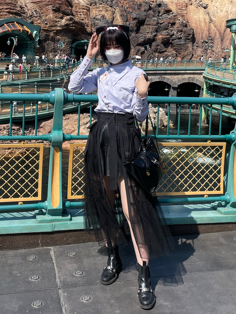 「modegakuen、モード学園、nagoyamodegakuen、名古屋モード学園、休日コーデ、休日スタイル、ootd」｜「Vivienne Westwoodのアイテム（シャツ/ブラウス、ブルー系）」を使った、Hanako Watanabeさん（レディース・170cm）の秋コーディネートの2枚目の写真