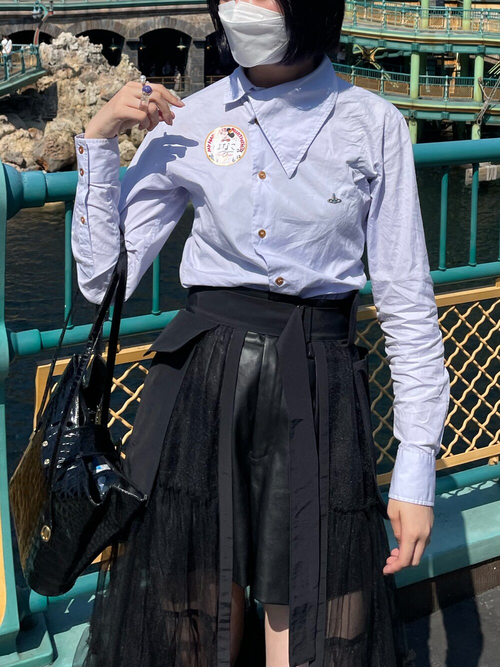 「modegakuen、モード学園、nagoyamodegakuen、名古屋モード学園、休日コーデ、休日スタイル、ootd」｜「Vivienne Westwoodのアイテム（シャツ/ブラウス、ブルー系）」を使った、Hanako Watanabeさん（レディース・170cm）の秋コーディネートの3枚目の写真