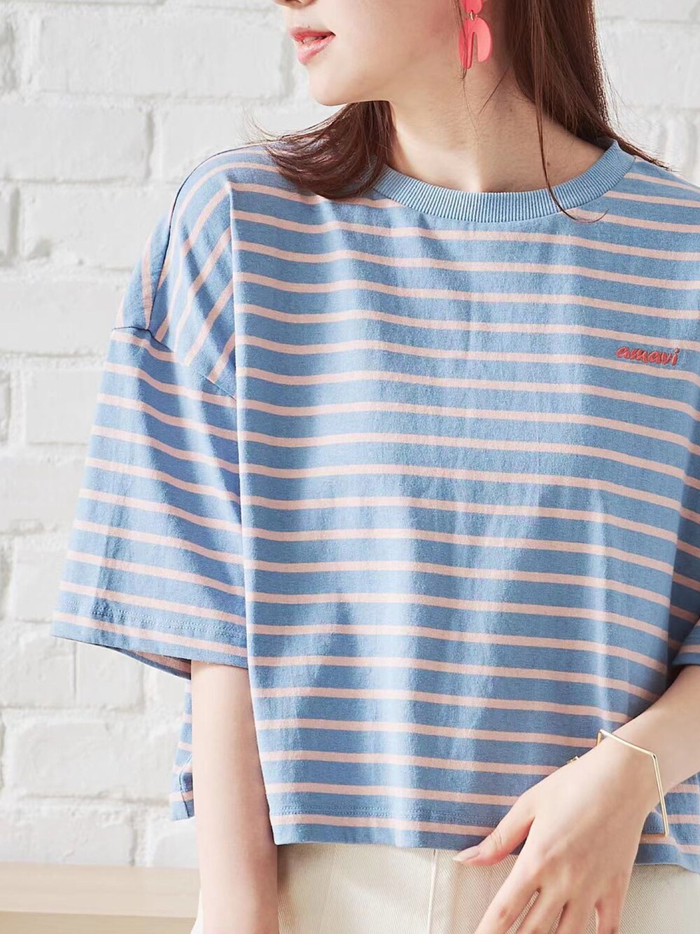 ブルー系のTシャツ/カットソーを着用したレディースの夏コーディネートの2枚目の写真