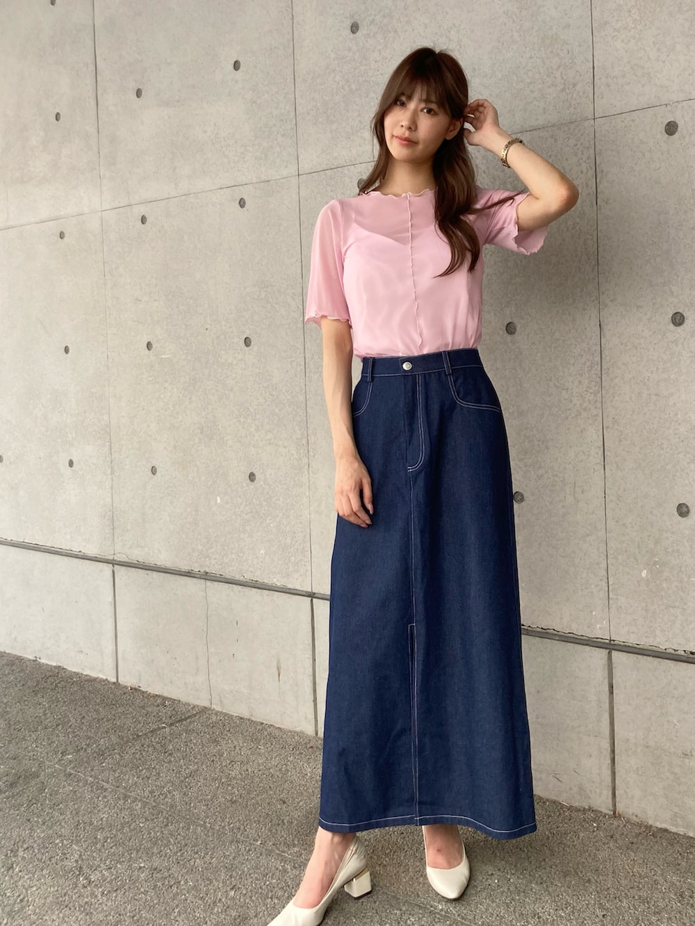 ピンク系のTシャツ/カットソー、ブルー系のスカートを着用したレディースの夏コーディネートの2枚目の写真