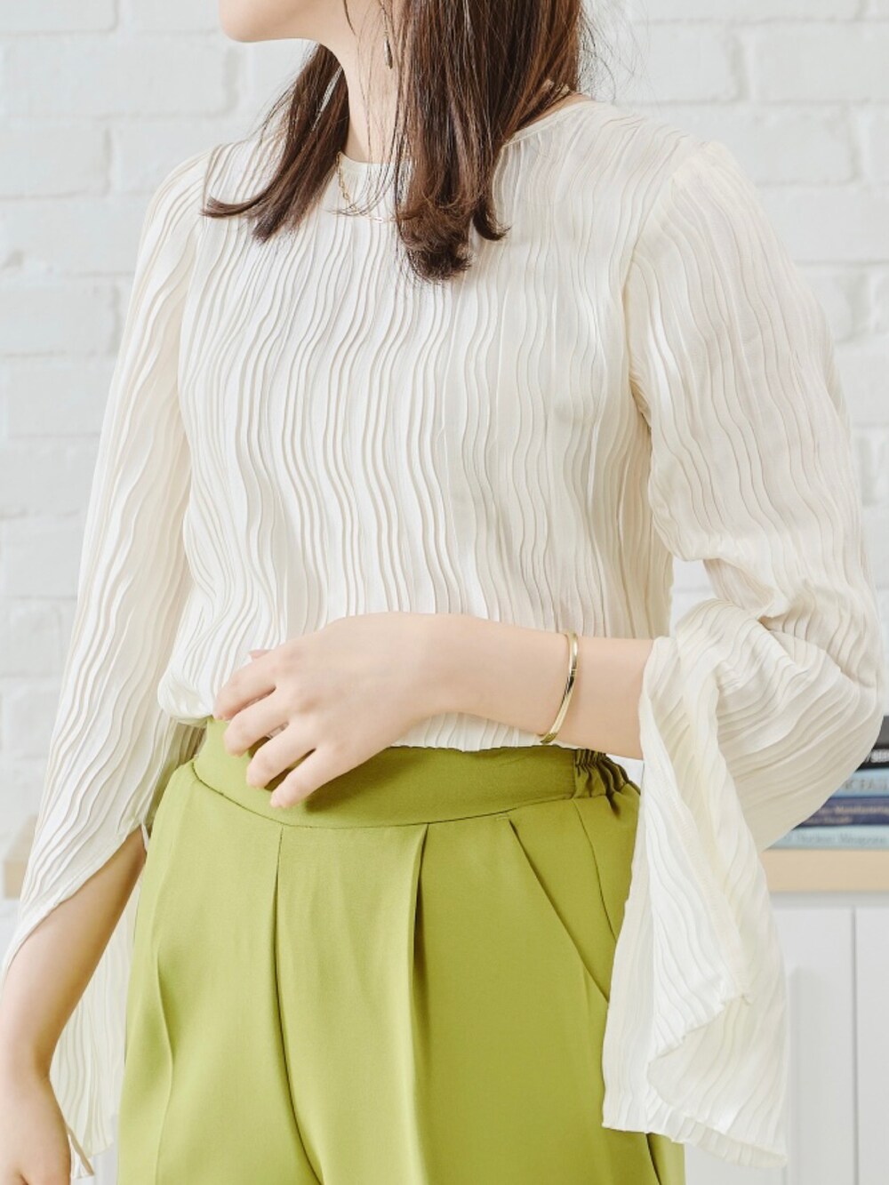 ホワイト系のシャツ/ブラウスを着用したレディースの秋コーディネートの4枚目の写真