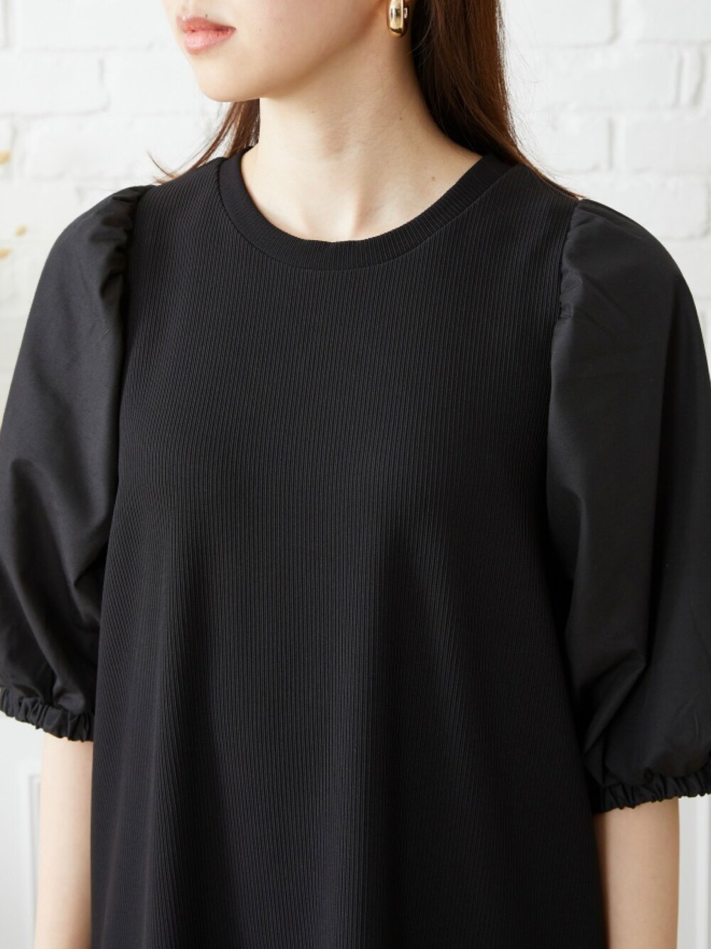 ブラック系のワンピースを着用したレディースの秋コーディネートの4枚目の写真