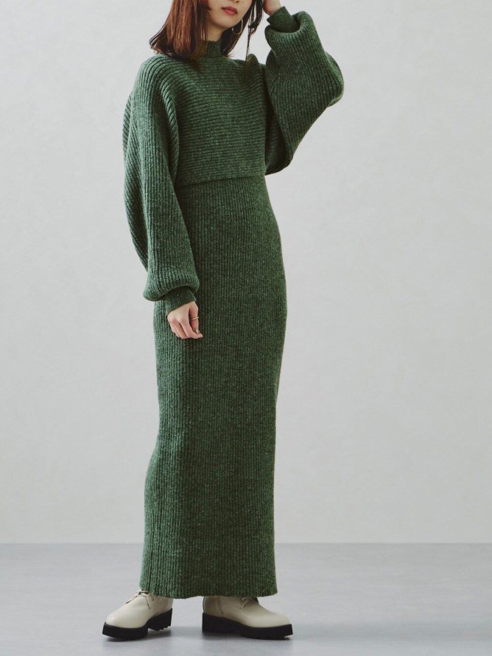 ベージュ系のワンピースを着用したレディースの夏コーディネートの5枚目の写真